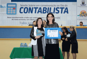 A Contadora Ivete do Nascimento Marangoni foi homenageada pela Vereadora Carla Stephanini.  (Foto: Izaias Medeiros)